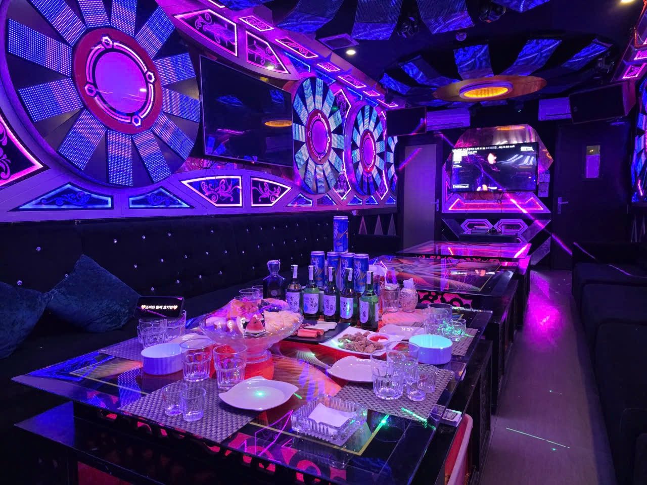Korean karaoke Saigon: room table set-up