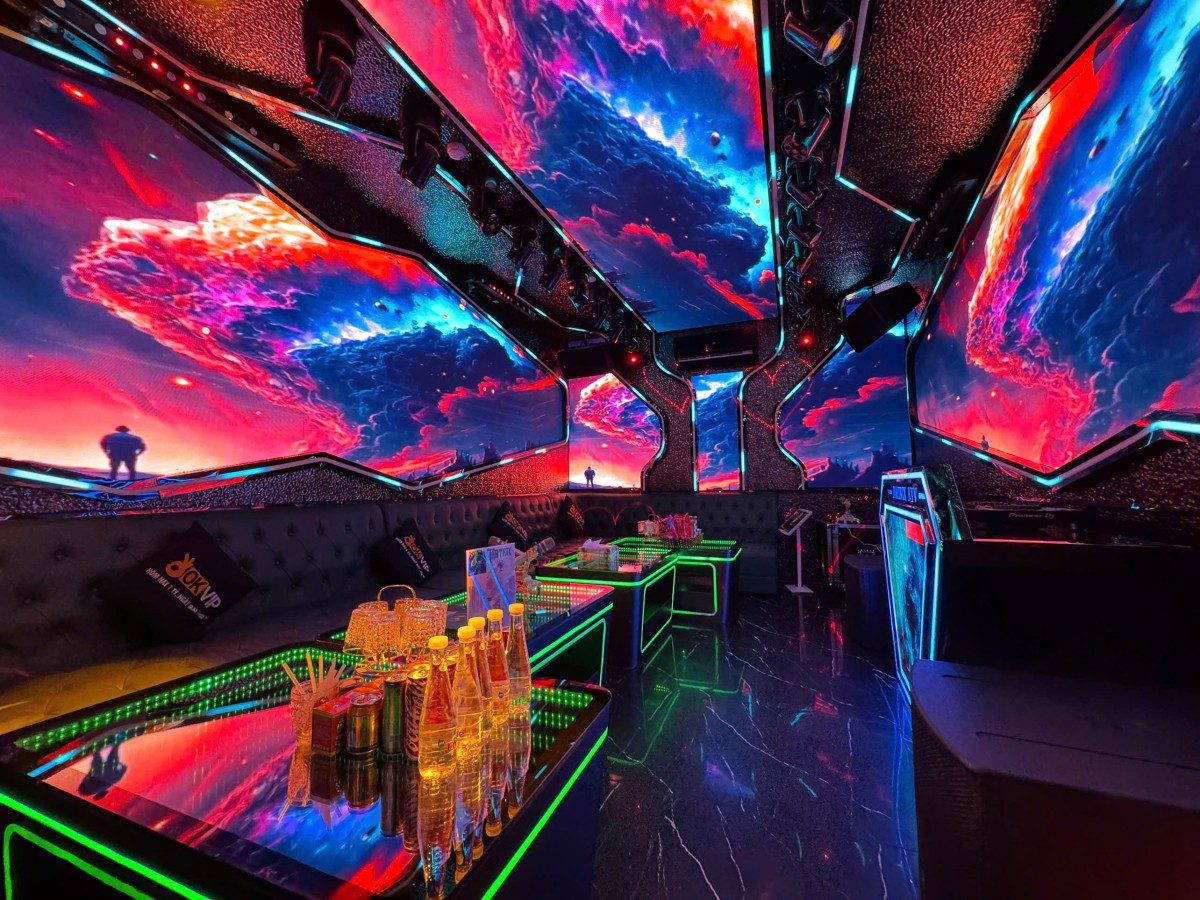 Saigon KTV: full-LED local karaoke room