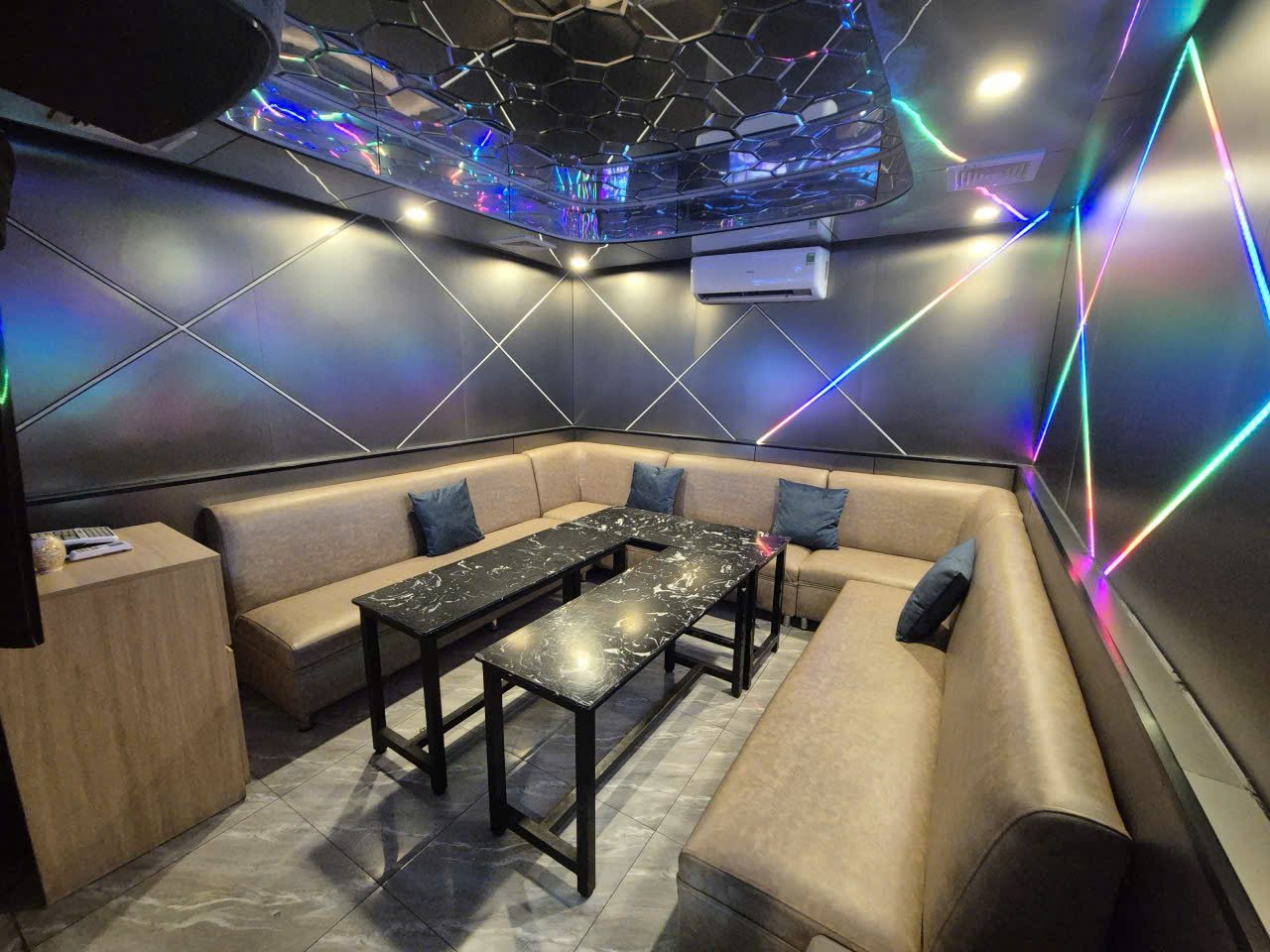 Ho Chi Minh nightlife: Korean-style karaoke room