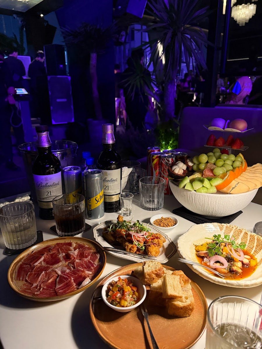 Saigon rooftop bars: drinks and dishes